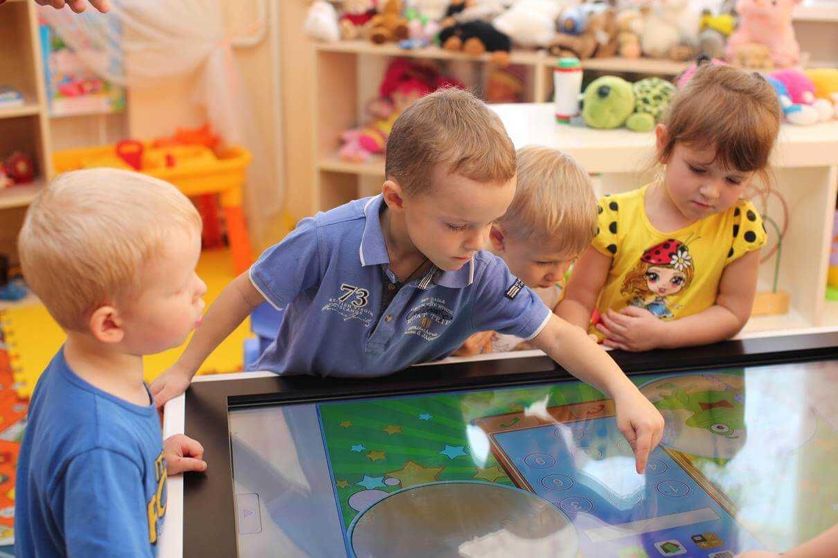 Children's interactive table UTSKids 43"