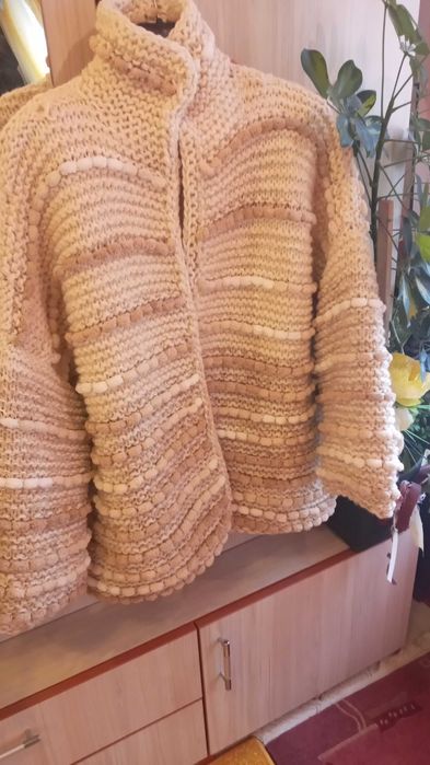 Ръчно плетена вълнена жилетка