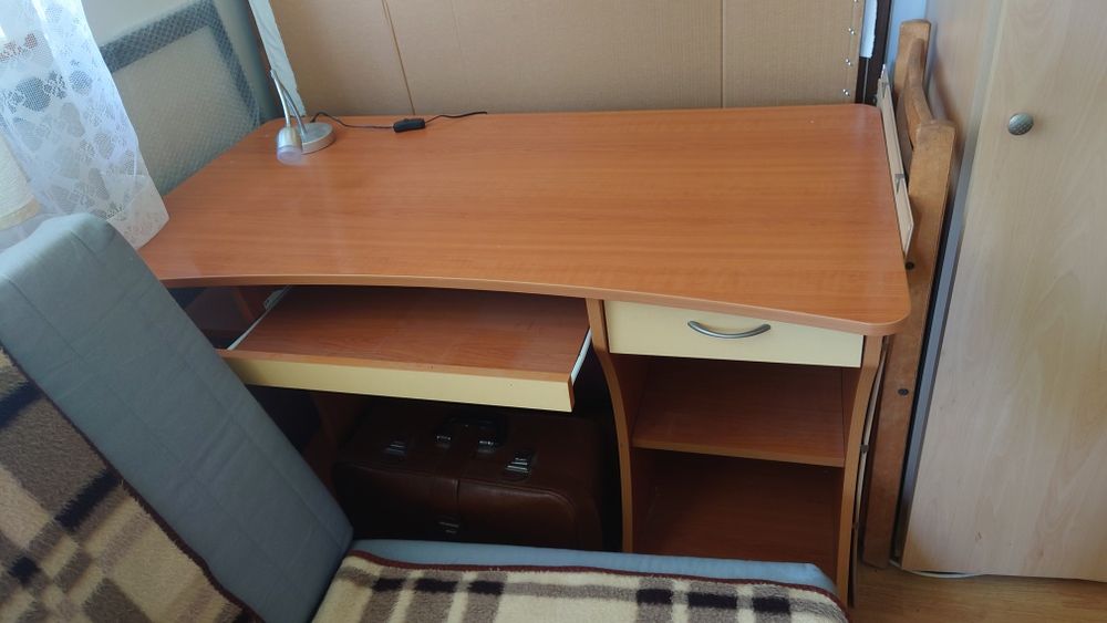 Запазено бюро без следи от употреба