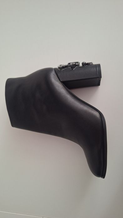 Продам ,осень 38 р ,на каблуке стразы,кожа,новые