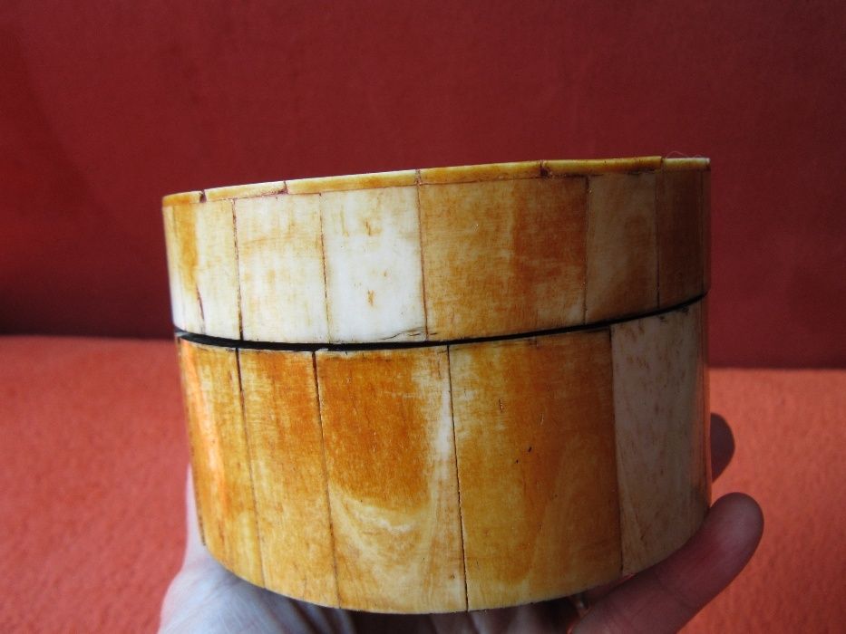 Cutie din lemn si os-Vintage, lucrata manual-un cadou inedit