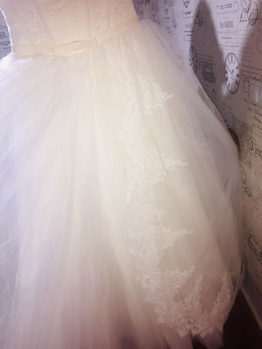 Vand rochie de mireasa tip printesa