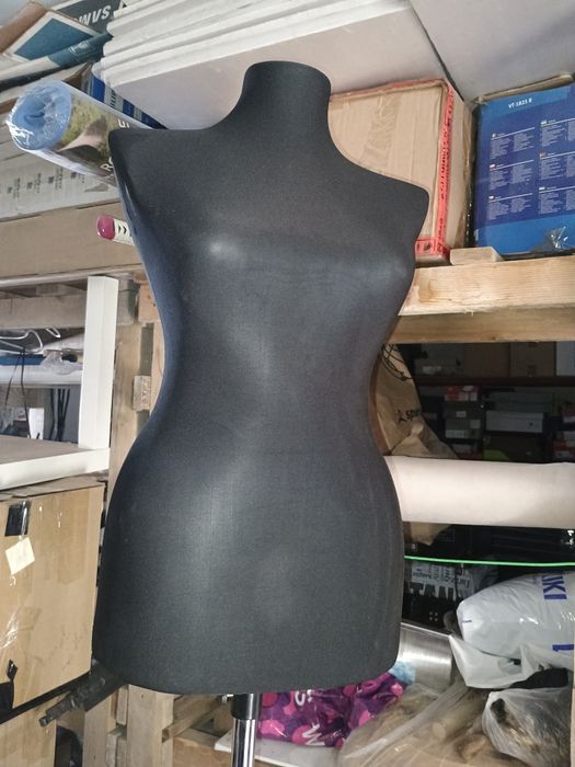 Манекены женские на стойке.