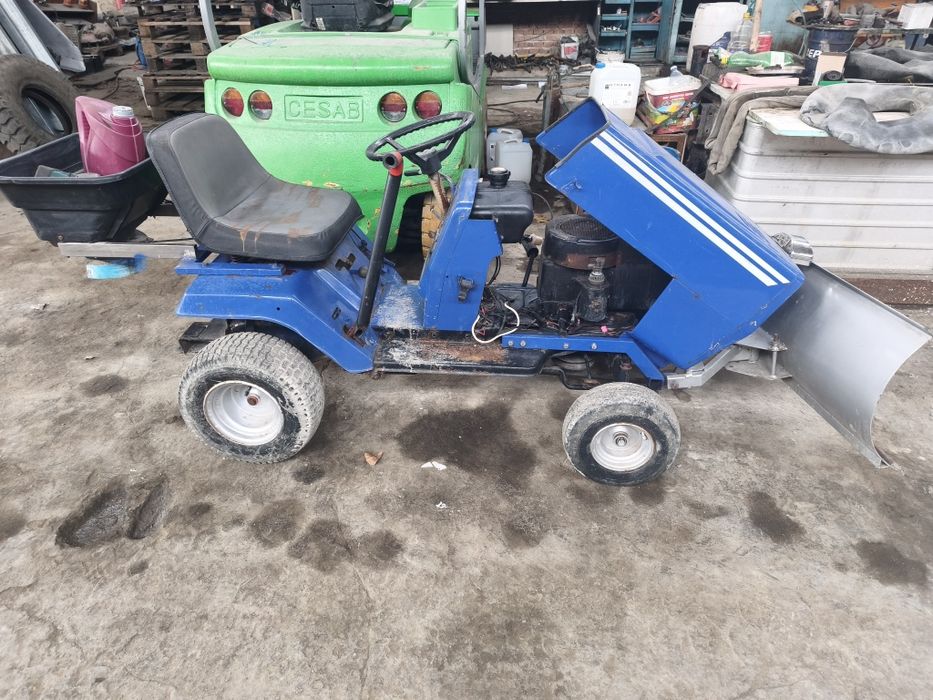 Трактор с лопата снегорин