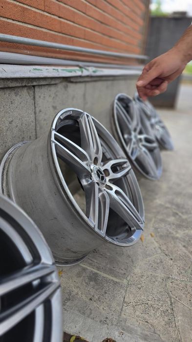 Genti Mercedes  AMG pe 19