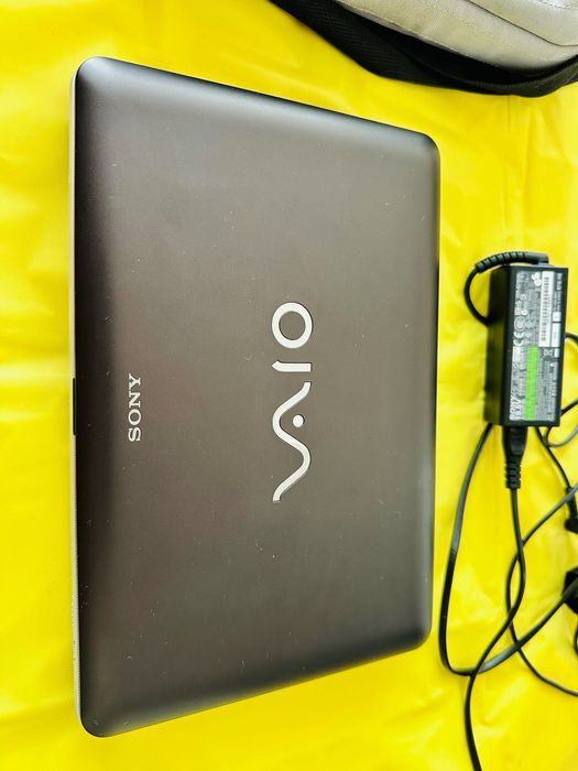 Sony Vaio ultra book с документи и чантичка през рамо