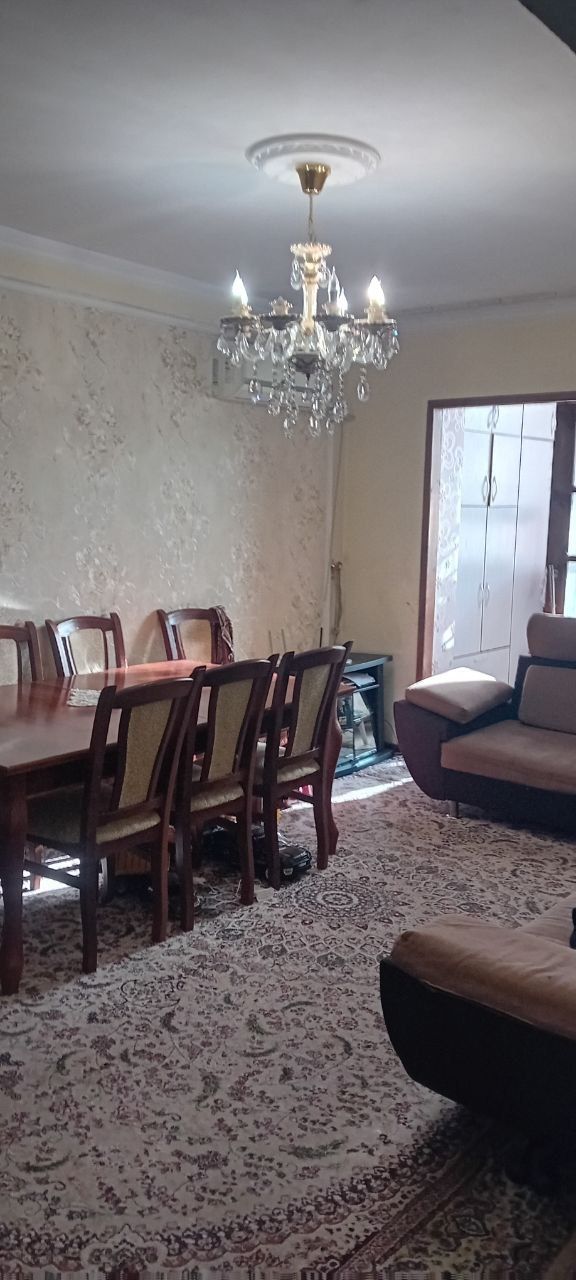Продаётся 2х переделаная в 3х.квартира.М-Улугбекский р-он.Кара су 2.