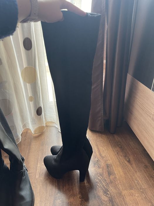 Черни велурени дамски чизми