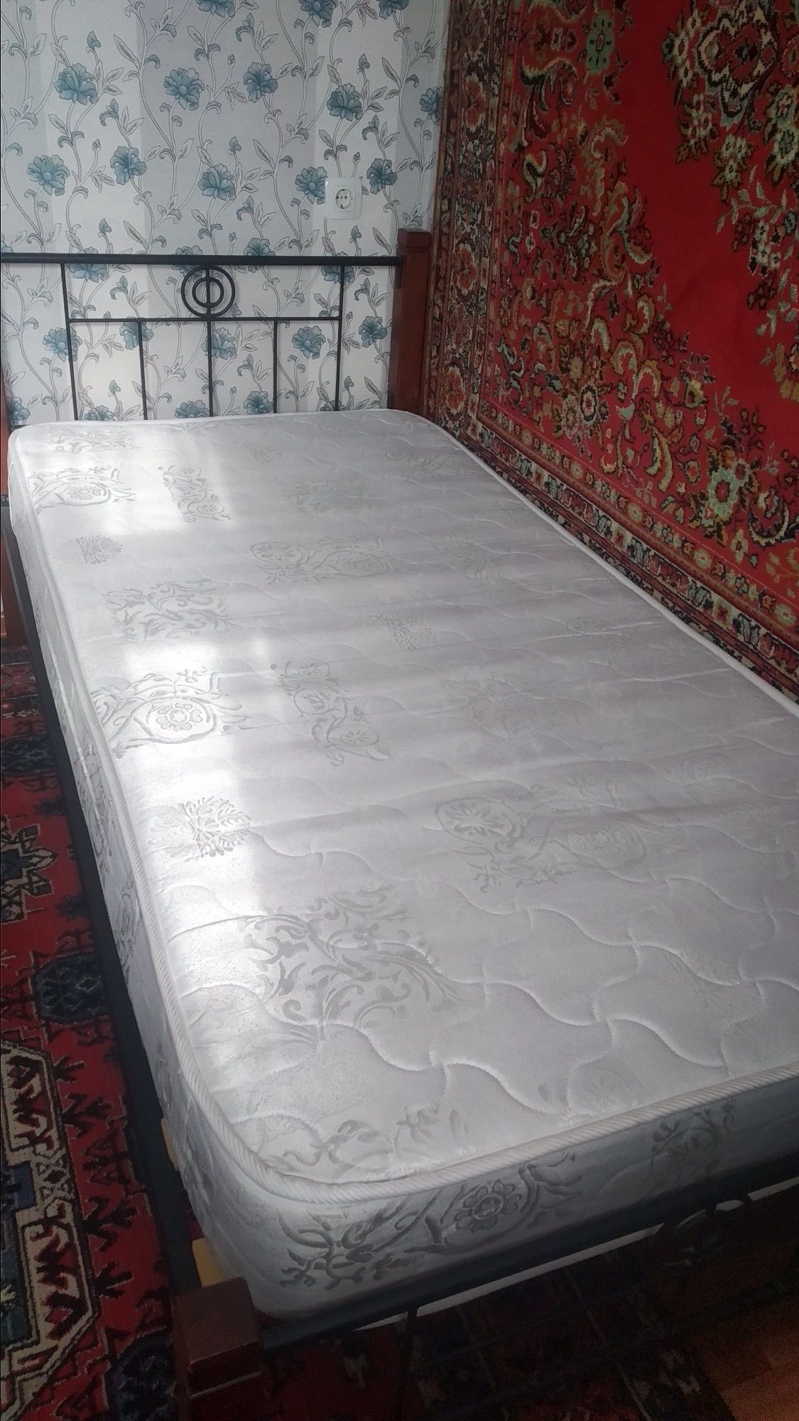 Продам односпальную кровать с матрасом. Производства Малайзия.