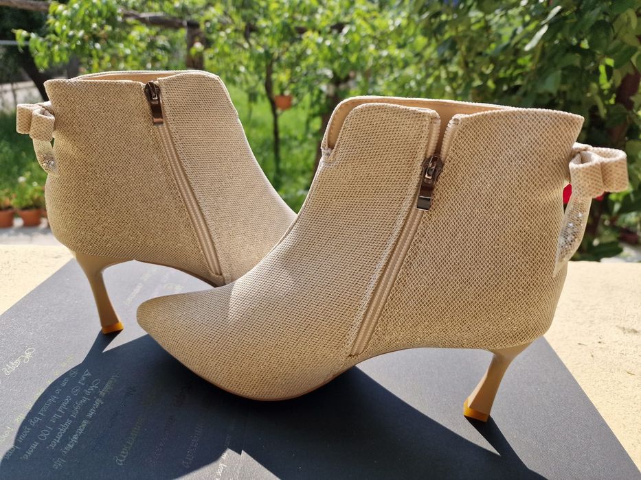 Botine noi de vanzare