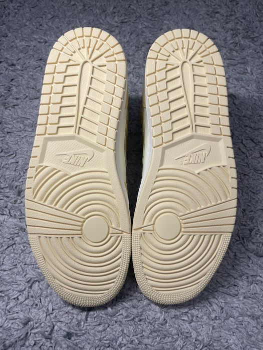 Air Jordan 1 Mid "Pale Vanilla"