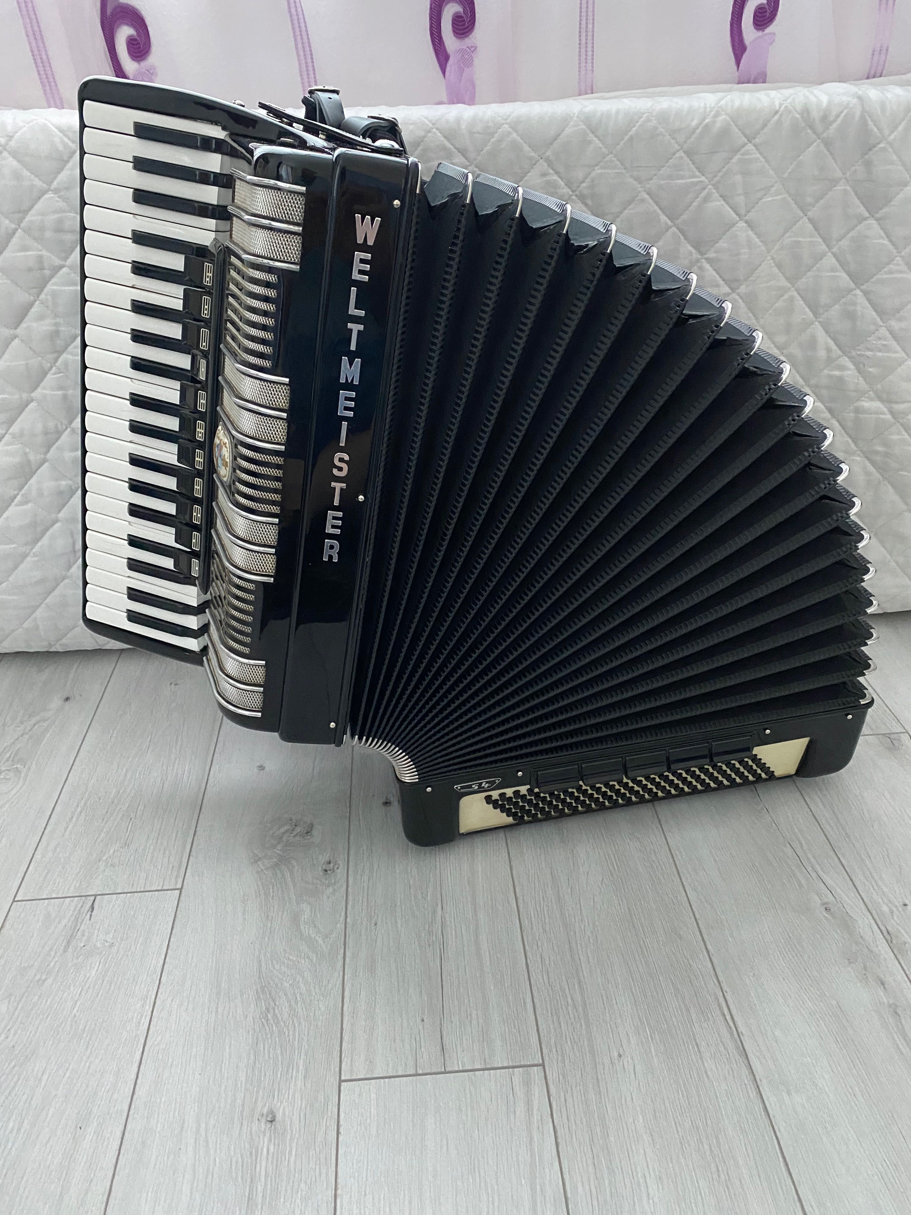 Продавам акордеон Welmeister s4