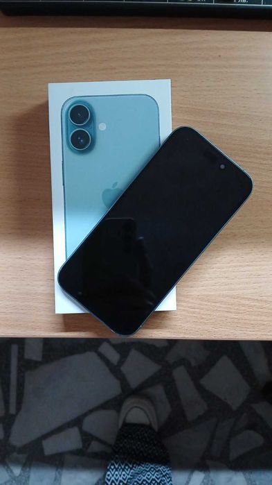 i Phone 16 - синьозелен