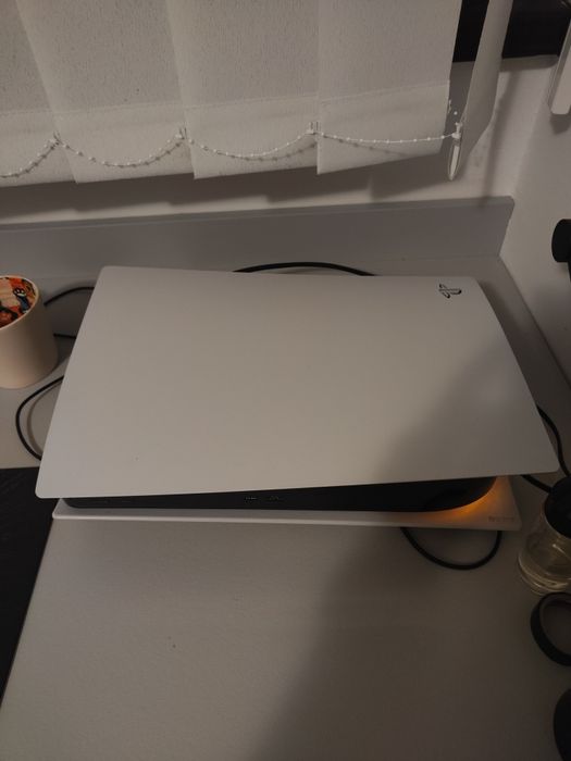 Vând PS5 disk edition 825gb toate accesoriile + 10 jocuri incluse