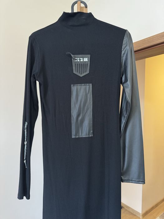 Нова рокля до колената ,единия ръкав е еко кожа