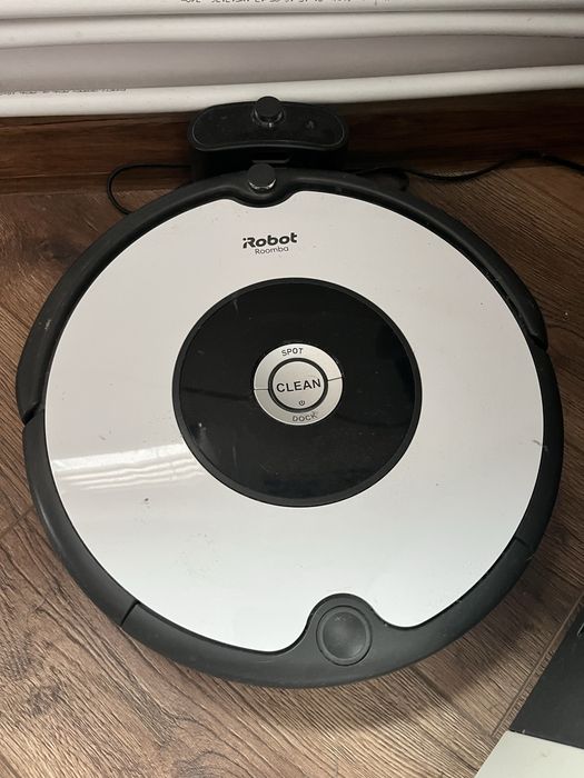 iRobot 605 Прахосмукачка робот + допълнителни аксесоари