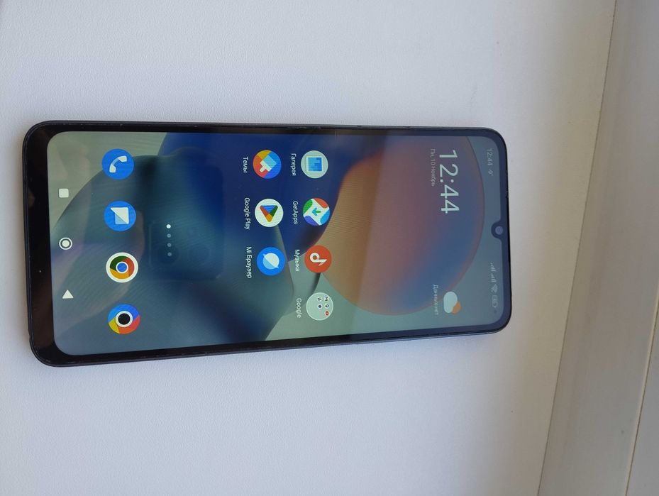 Poco C65 8/256 Gb, есть трещинка незаметная