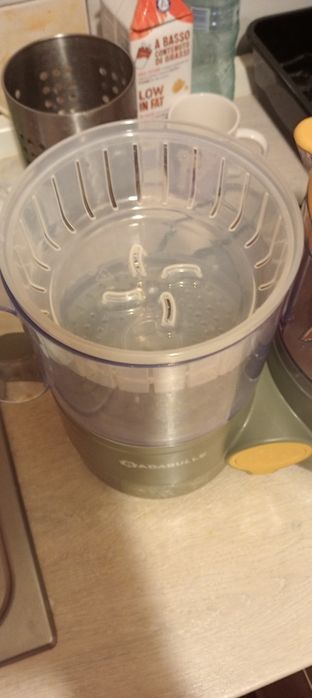 Diverse jucarii si robot pentru mancarea bebelușului