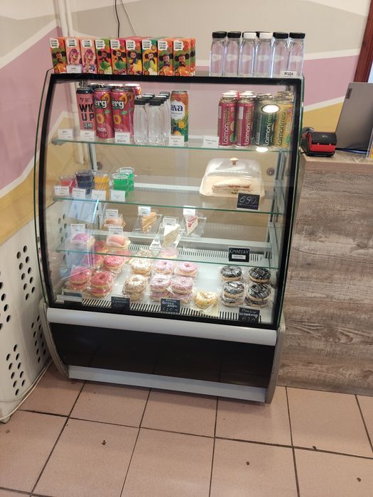 Продам кондитерскую витрину carboma 0.9