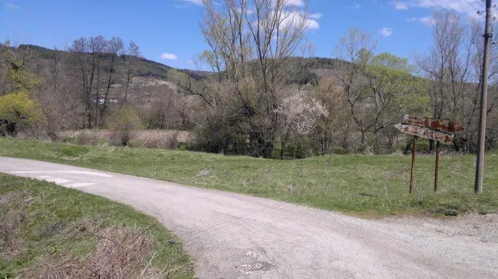 Продавам 7дка на брега на Златаришка река, на 5км от Елена.