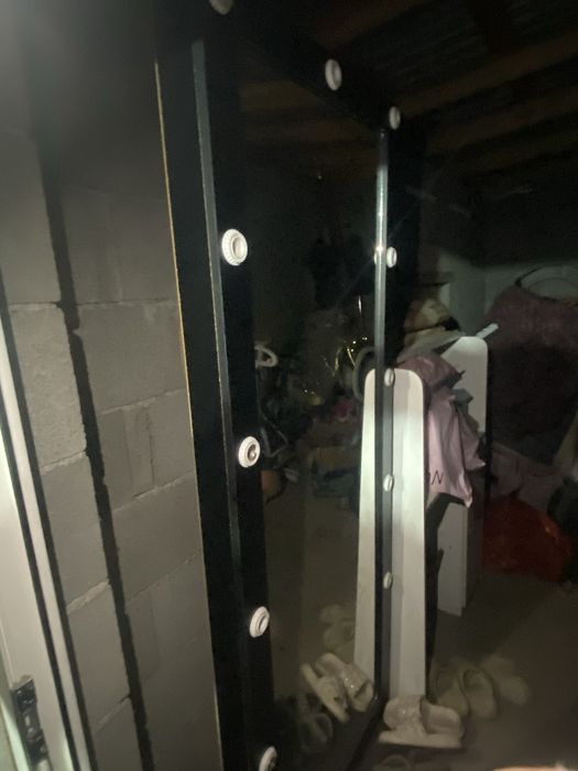 Продаю большое зеркало в стильной чёрной раме.