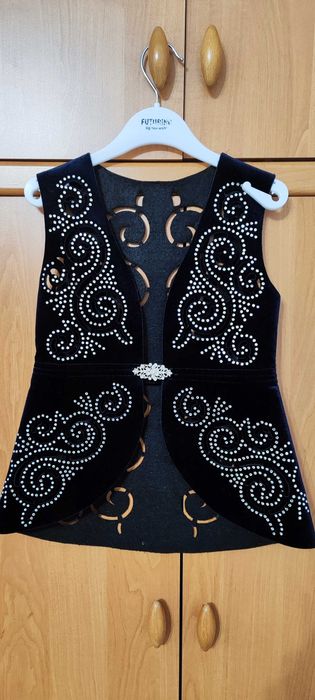 Продам жилетку казахскую на 5-8 лет