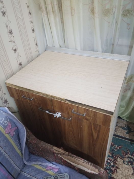 Кухонный стол и тумба под раковину