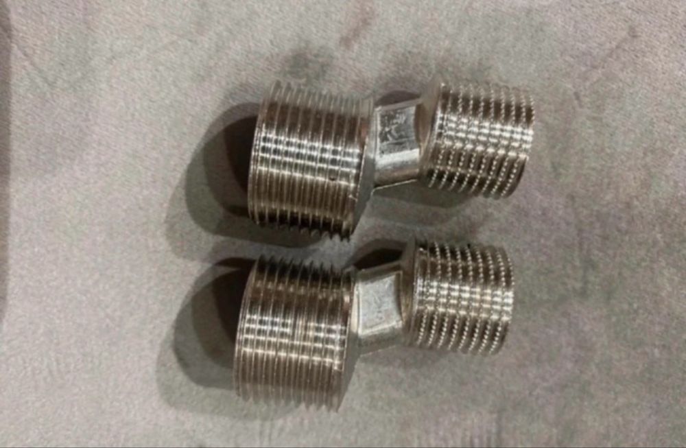 Conectoare excentrice pentru baterii de chiuvetă sau duș