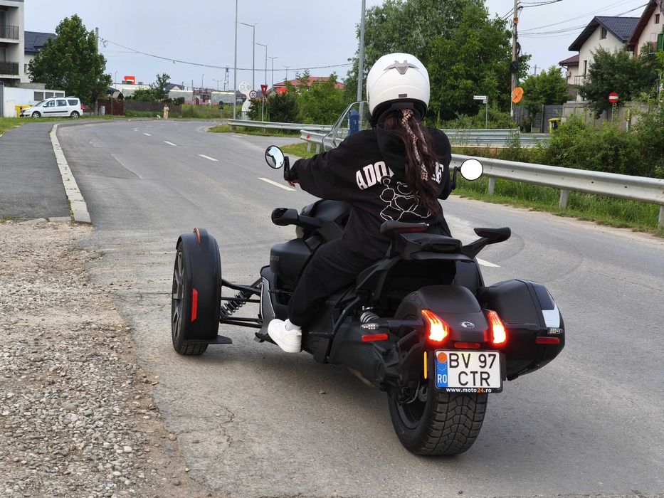 Închiriază un Can-Am Ryker Rally 900cc