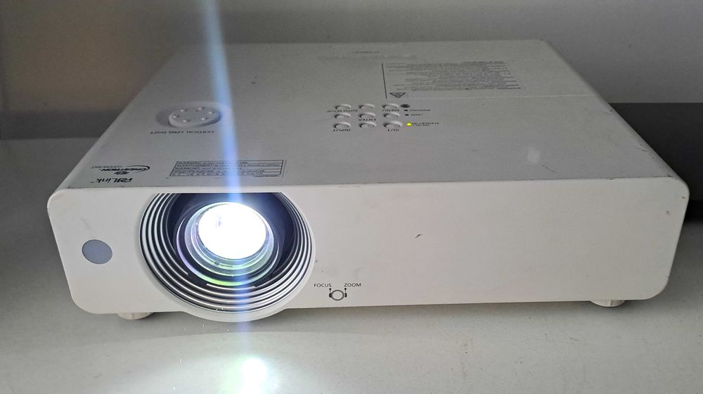 Panasonic PT VW 431 D uzat 7 ore film muzica