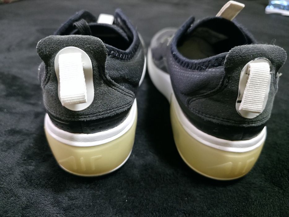 Vând adidași în stare bună.