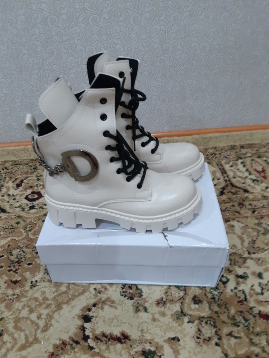 Продам новые весенние сапоги