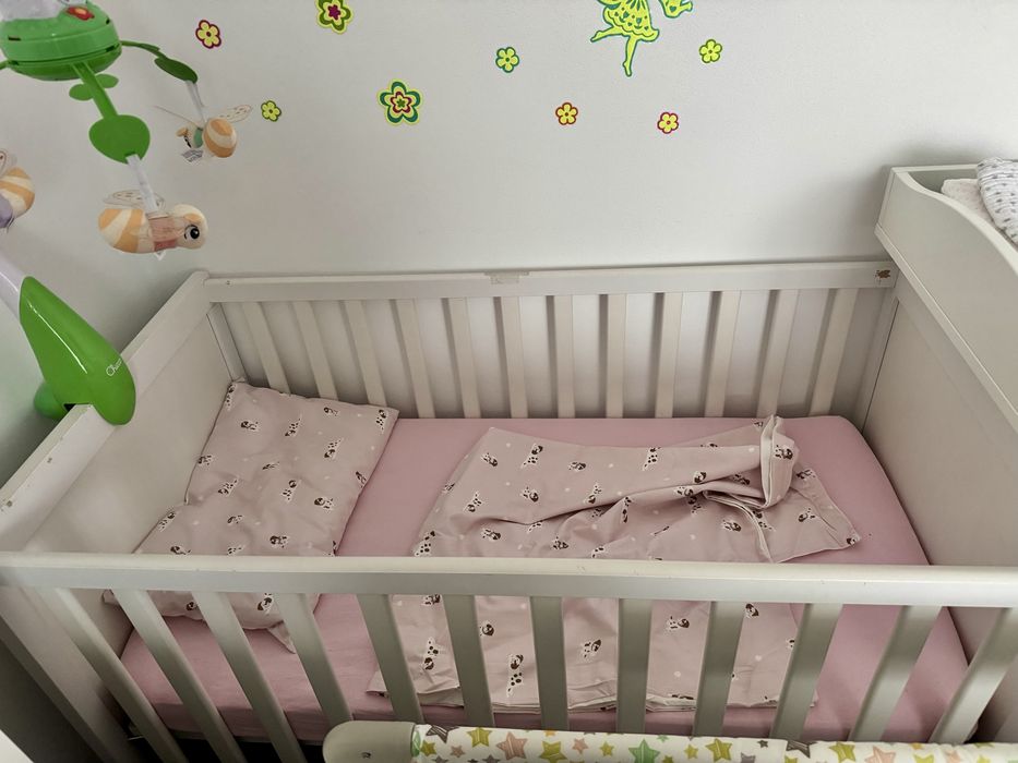 Set bebeluș IKEA: pătuț, masă înfășat și saltele + bonusuri