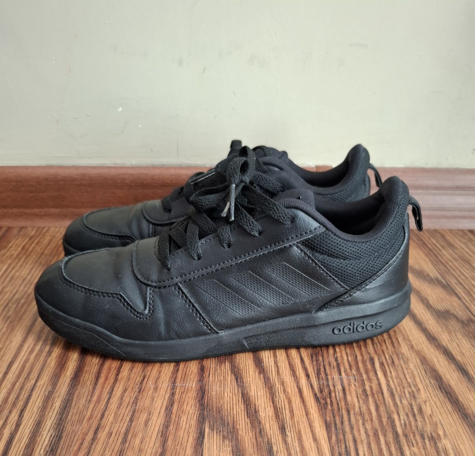 Дамски спортни обувки adidas