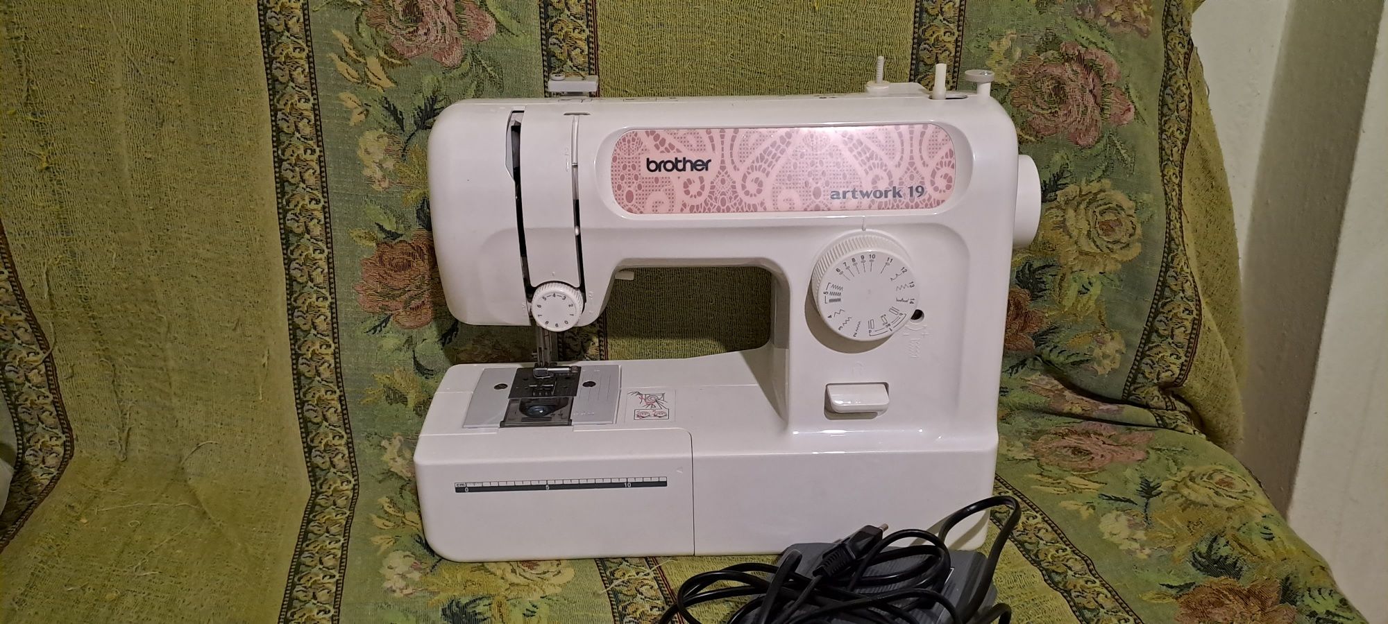Швейная машинка почти новая продаю в связи с переездом