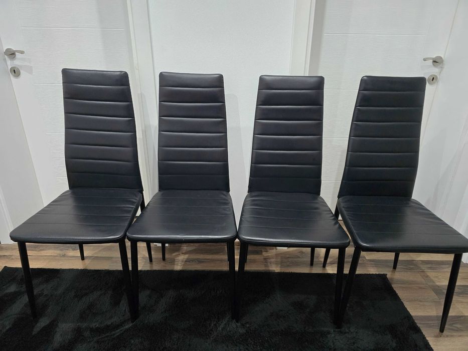 Четири трапезни стола.