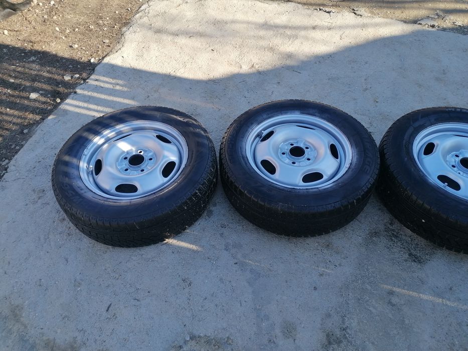 Anvelope iarnă 215 65 r16 cu jante tabla Duster