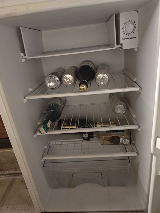 Хладилник с малка камера