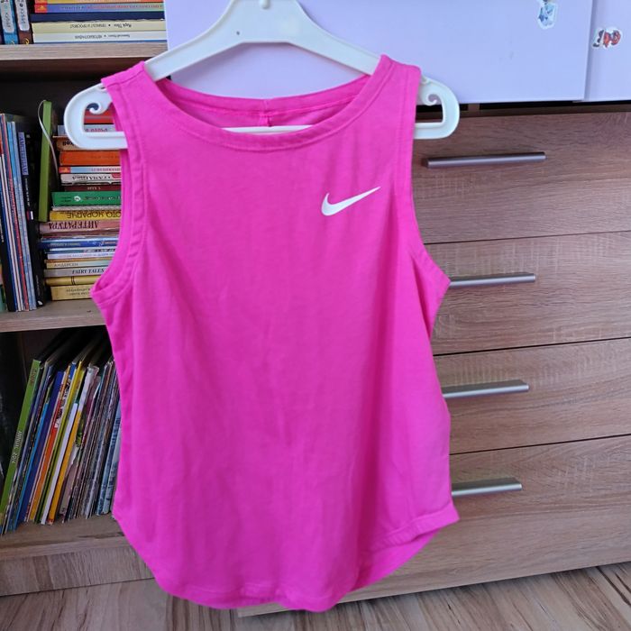 Nike, Adidas 128,134