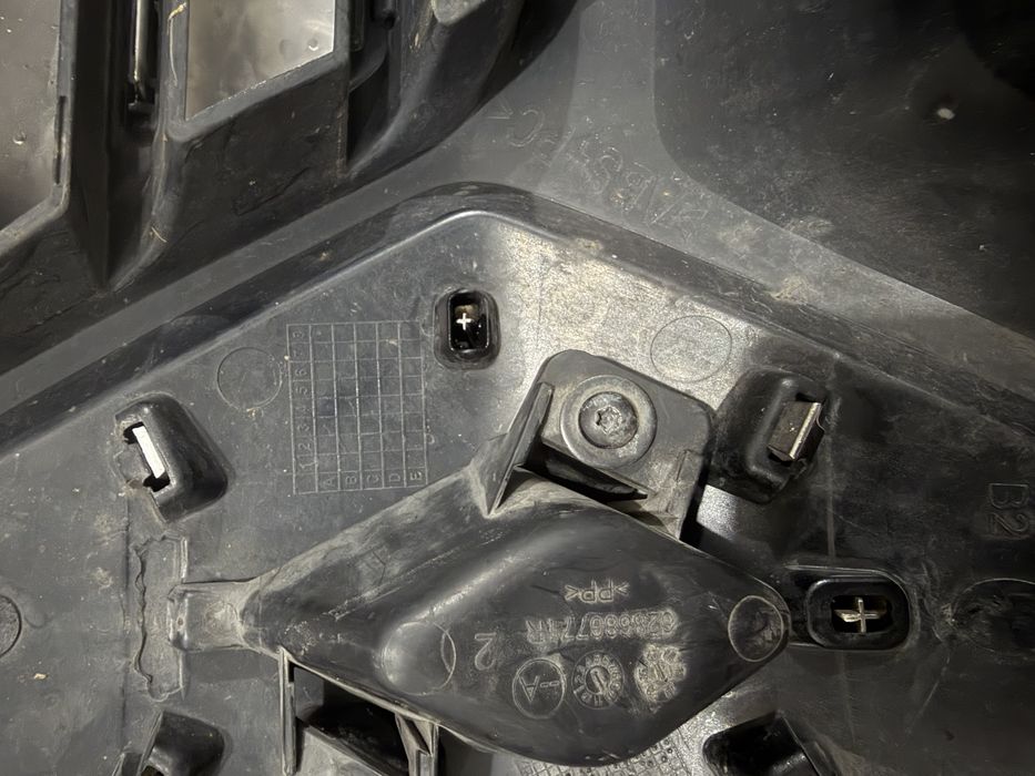 Оригинална Решетка с Емблема за Рено Меган 4 2016/2020