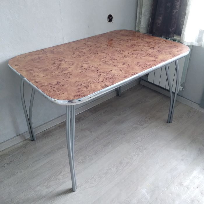 Стол  кухонный .