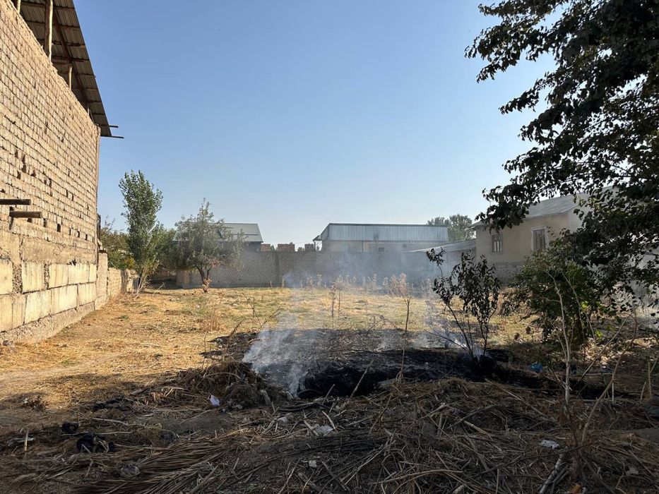 Yer sotilaladi, M 39 yo’l yaqinida, 13,5 sotih, barcha hujjatlati bor.