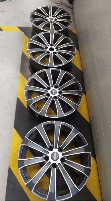 Jante MOMO CARBON BLACK Polished/17/Import Germania
