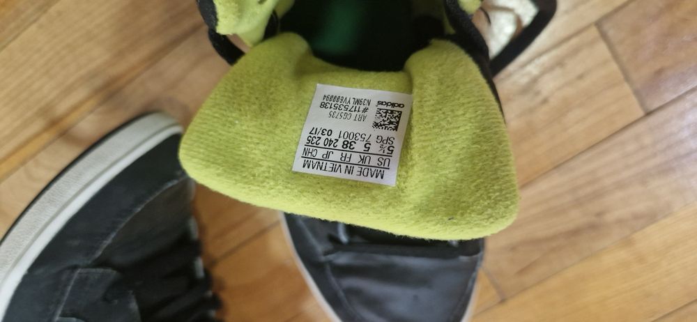 Черни маркови кецове