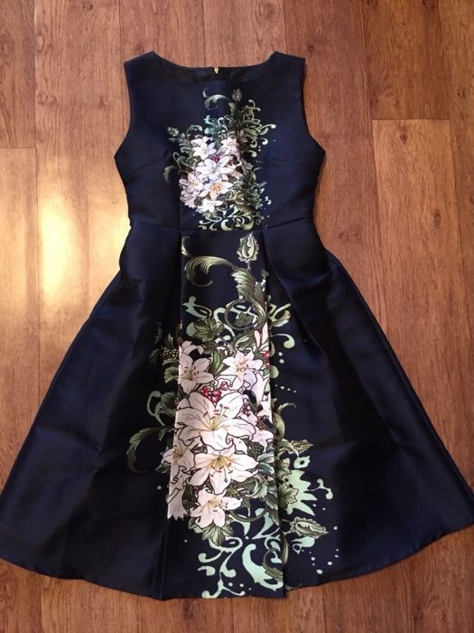 Продам новые красивые платья, пару из них одевались один раз.