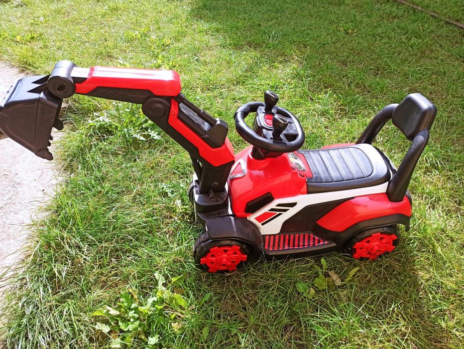 Premergator, carucior, tricicleta și excavator electrice, pian, masa a