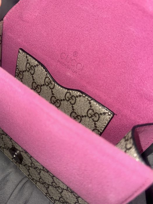 Cucci дамска розова чантичка ,ново състояние не е използвана и здрава