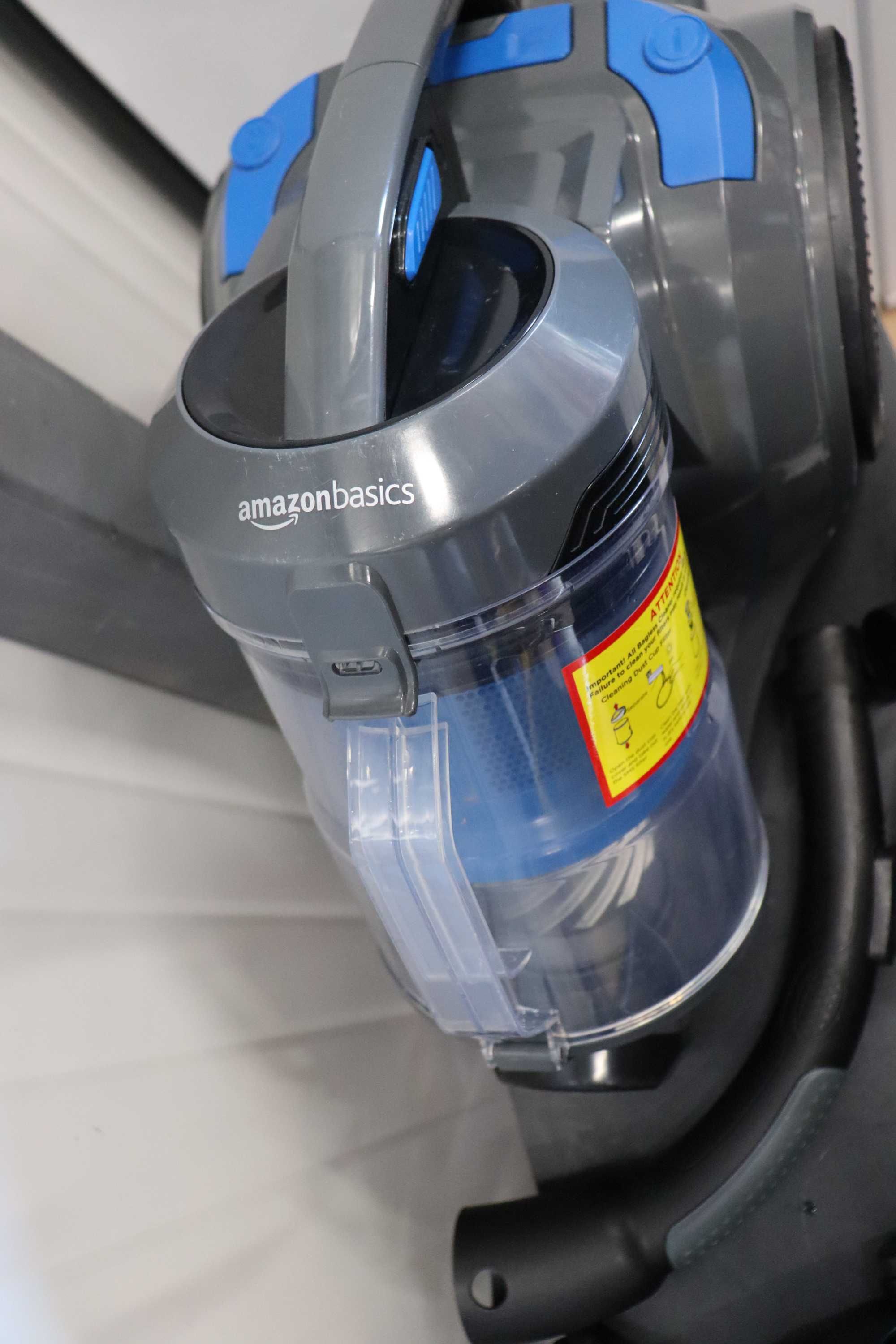 Цилиндрична прахосмукачка Amazon Basics без торба за прах, 2,5L 700W