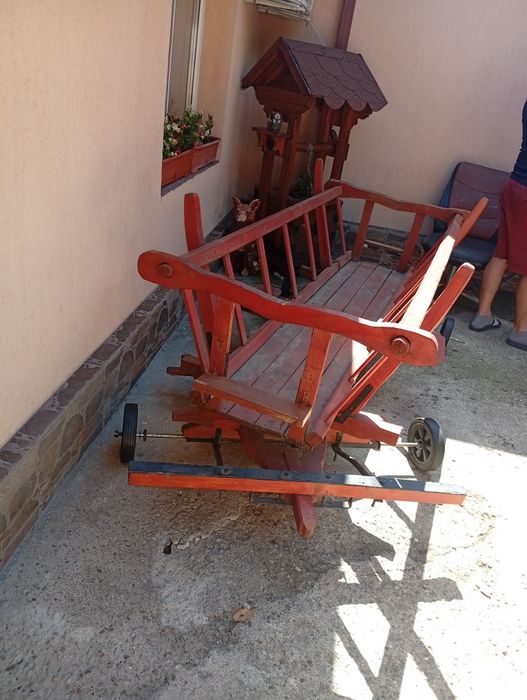 Căruța lemn terasă decorațiuni flori gradina