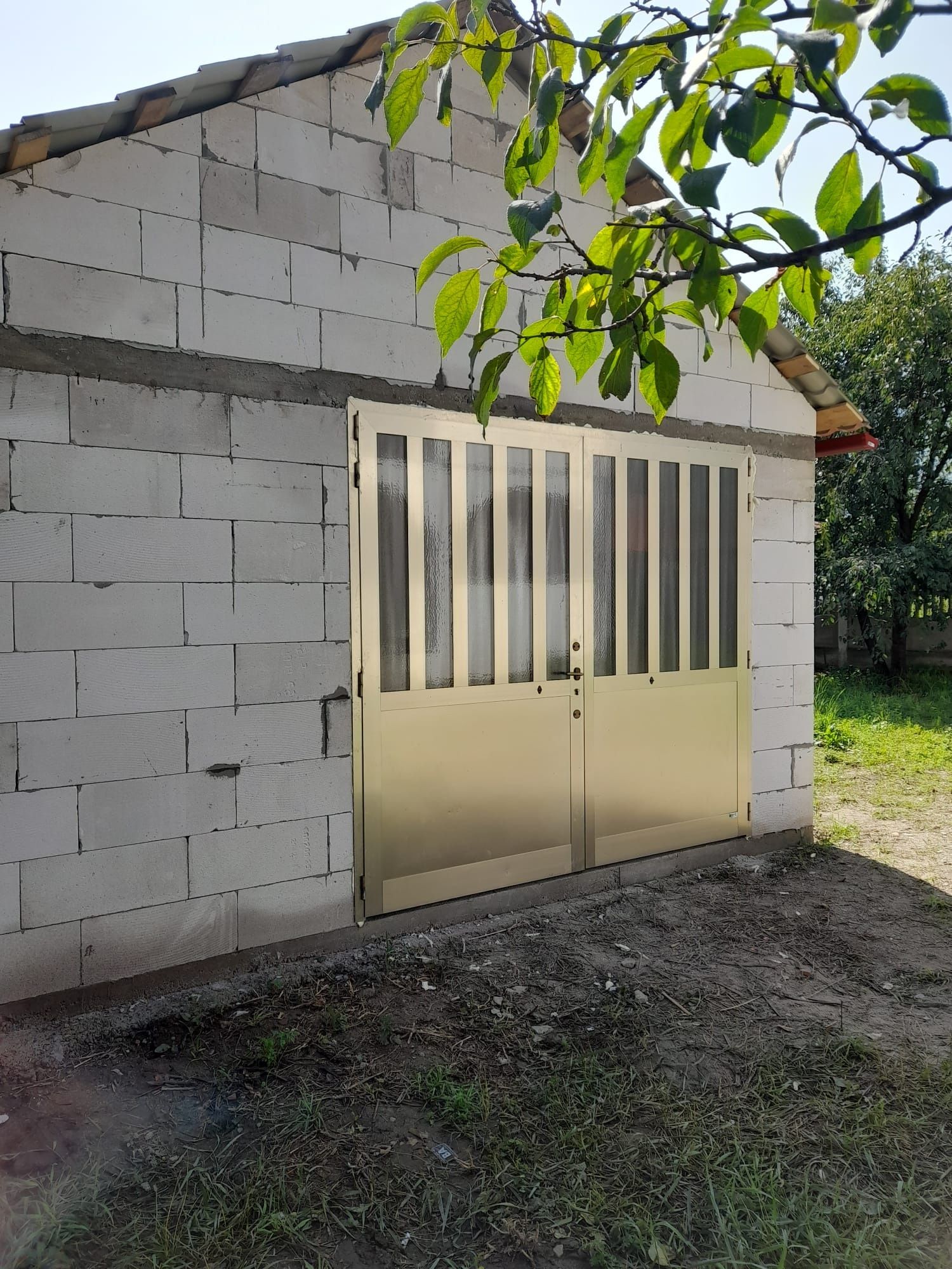 Casă + anexă + teren de vânzare
